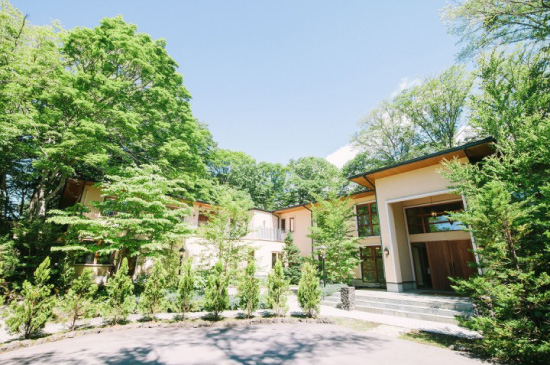 軽井沢倶楽部 有明邸　森の中にそっと佇む礼拝堂と四季折々の 自然を感じる邸宅ウェディング