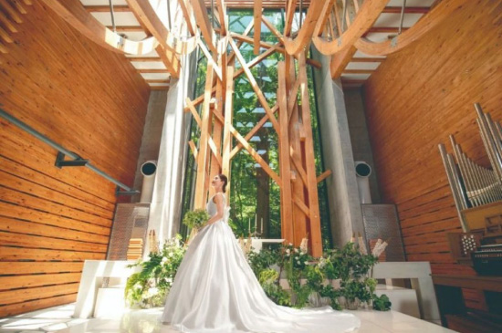 軽井沢クリークガーデン　高さ13mの祭壇から陽の光が降り注ぎ、 幻想的な空間での挙式が叶う